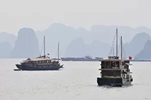 Images Dated 16th December 2009: Halong Bay, UNESCO World Heritage Site, Vietnam, Indochina, Southeast Asia, Asia