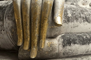 Hand of the Phra Achana Buddha figure, covered in gold leaf, Wat Si Chum (Temple of the Bodhi Tree)