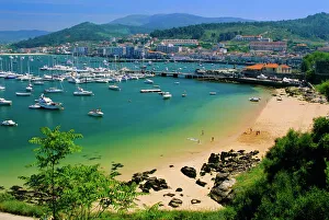 Images Dated 4th September 2008: The harbour at Bayona