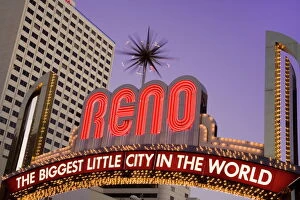 Images Dated 22nd September 2009: Harrahs Casino and the neon Reno Arch on Virginia Street, Reno, Nevada