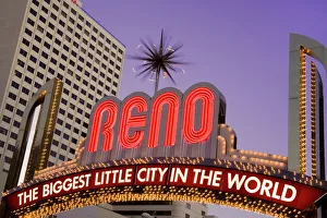 Images Dated 22nd September 2009: Harrahs Casino and the neon Reno Arch on Virginia Street, Reno, Nevada