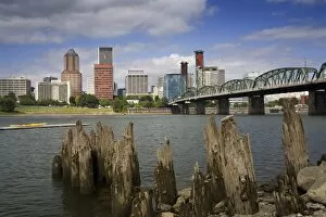 Images Dated 24th August 2009: Hawthorne Bridge over the Willamette River, Portland, Oregon, United States of America