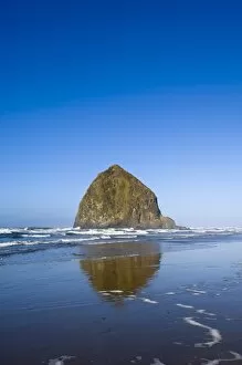 Images Dated 10th November 2007: Haystack Rock, Cannon Beach, Oregon, United States of America, North America