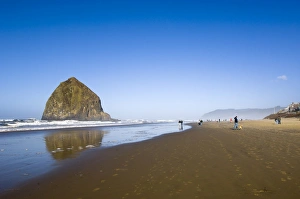 Images Dated 10th November 2007: Haystack Rock, Cannon Beach, Oregon, United States of America, North America
