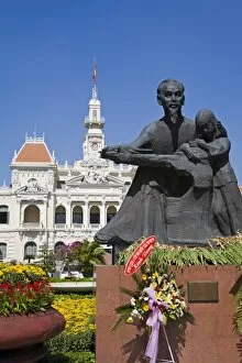 Images Dated 16th December 2007: HCMCs Peoples Committee Building (Hotel de Ville) and Ho Chi Minh statue