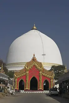 Hemispherical dome rising to height of 46m of the Kaunghmudaw Paya (Rajamanisula Pagoda)