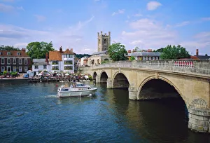 Henley on Thames, Bridge and River Boat, Oxfordshire, England