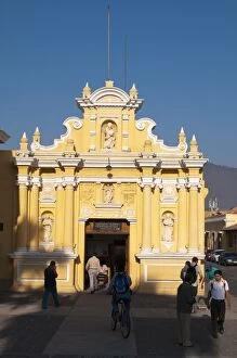 Images Dated 26th March 2009: Hermano Pedro church, Antigua, UNESCO World Heritage Site, Guatemala, Central America