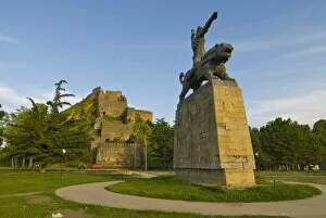 Images Dated 31st May 2010: Hero statue before the citadel of Gori, Georgia, Caucasus, Central Asia, Asia