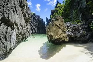 Images Dated 27th April 2011: Hidden bay with crystal clear water in the Bacuit archipelago, Palawan, Philippines
