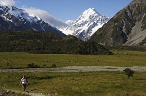 Hiker Prints: Hikers below Aoraki (Mount Cook)