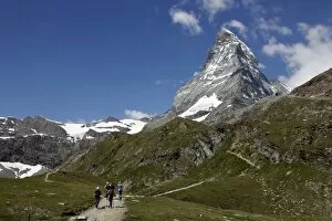 Images Dated 13th July 2009: Hikers below the Matterhorn, Zermatt, Valais, Swiss Alps, Switzerland, Europe