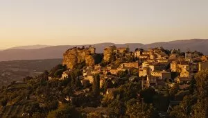 Images Dated 19th September 2008: The hill top village of Saignon at sunset, Provence, France, Europe