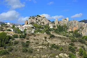Hilltop castle and village, El Castell de Guadalest, Alicante province, Spain, Europe