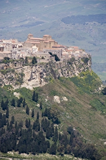 Images Dated 15th January 2000: The hilltown of Calascibetta viewed from Enna