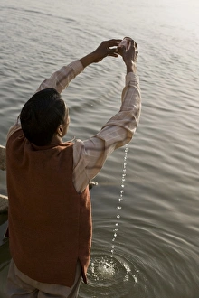 Images Dated 26th February 2009: Hindu performing his daily devotion ritual to Ganga in Varanasi, Uttar Pradesh