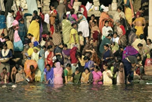 Washin G Prints: Hindus bathing in the early mornin in the holy river Ganges
