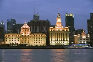 Images Dated 28th January 2009: Historical colonial style buildings illuminated on The Bund, Shanghai, China, Asia