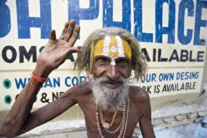 Holy man (Saddhu) with red cotton rolimoli on wrist and tilak mark on forehead denoting devotion to Hindu god Vishnu, Udaipur, Rajasthan