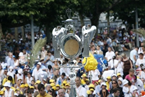 Images Dated 21st April 2000: Holy sacrament at the Lourdes shrine, Lourdes, Hautes Pyrenees, France, Europe