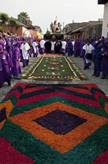 Images Dated 29th March 2009: Holy Week Procession, Antigua, Guatemala, Central America