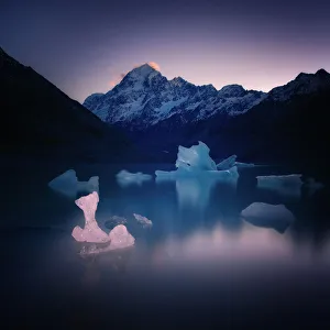 Floating On Water Prints: Hooker Glacier Lake, Mount Cook (Aoraki), Hooker Valley Trail, UNESCO World Heritage Site