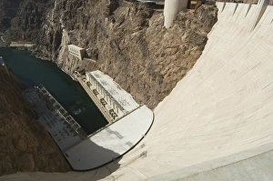 Images Dated 30th January 2000: Hoover Dam on the Colorado River forming the border