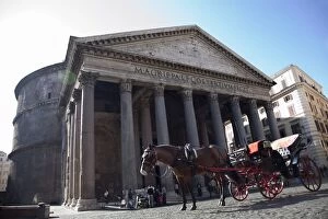 Horse and cart outside the Pantheon, Piazza Della Rotonda, Rome, Lazio, Italy, Europe