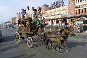 Carriage Prints: A horse-drawn tonga at Howrah station
