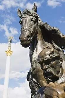 Images Dated 4th June 2009: Horse statue and symbol of Kiev, Maidan Nezalezhnosti (Independence Square)