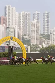 Images Dated 28th October 2007: Horses racing at Happy Valley racecourse, Hong Kong, China, Asia
