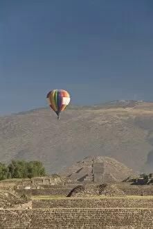 Images Dated 23rd January 2010: Hot air balloon with Pyramid of the Moon in the background, Archaeological Zone of Teotihuacan