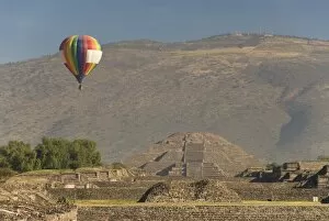 Images Dated 23rd January 2010: Hot air balloon with Pyramid of the Moon in the background, Archaeological Zone of Teotihuacan