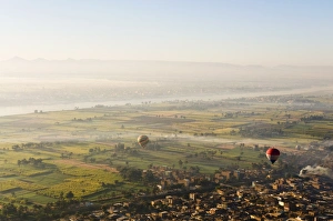 Images Dated 11th February 2008: Hot air balloons over the West Bank (Western Thebes), Thebes, Egypt, North Africa, Africa