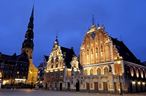 Ratslaukums Prints: House of the Blackheads at night