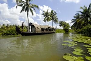 Images Dated 31st October 2006: Houseboat in Murinjapuzha, near Vaikom, Kerala, India