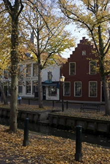 Images Dated 8th October 2008: Houses along the canal, Edam, Netherlands, Europe