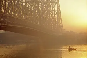Images Dated 1st August 2008: The Howrah Bridge over the Hugli River