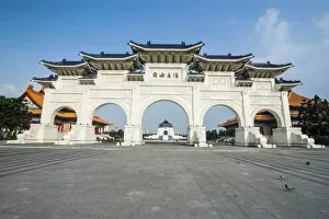 Images Dated 11th April 2011: Huge gate in front of the Chiang Kai-Shek Memorial Hall, Taipei, Taiwan, Asia