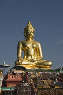 Images Dated 2nd January 2008: Huge golden Buddha on the banks of the Mekong River at Sop Ruak, Thailand