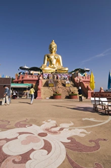 Images Dated 2nd January 2008: Huge golden Buddha on the banks of the Mekong River at Sop Ruak, Thailand