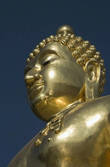Images Dated 2nd January 2008: Huge golden Buddha on the banks of the Mekong River at Sop Ruak, Thailand