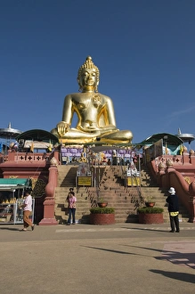 Images Dated 2nd January 2008: Huge Golden Buddha at Sop Ruak, Golden Triangle, Thailand, Southeast Asia, Asia