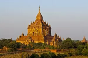Images Dated 28th December 2007: Huge old temple in Bagan, Myanmar, Asia