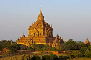 Images Dated 28th December 2007: Huge old temple in Bagan, Myanmar, Asia