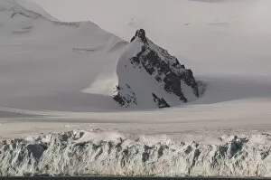 Images Dated 3rd December 2011: Huge snow field in the Half Moon Bay, South Shetland Islands, Antarctica, Polar Regions