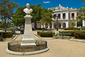 Images Dated 8th April 2007: Huge square with Colonial houses, Cienfuegos, UNESCO World Heritage Site