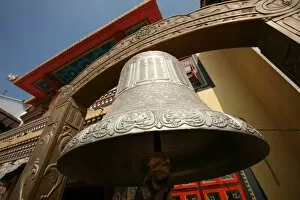 Images Dated 30th October 2007: A huge Tibetan bell hangs outside a temple in Bodinath, Kathmandu, Nepal, Asia