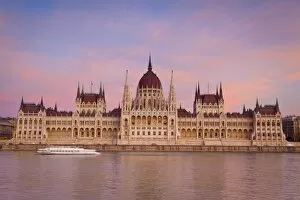 Images Dated 19th November 2009: Hungarian Parliament Building and the River Danube at sunset, Budapest, Hungary, Europe