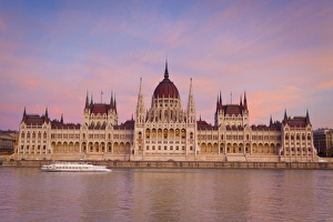 Images Dated 19th November 2009: Hungarian Parliament Building and the River Danube at sunset, Budapest, Hungary, Europe